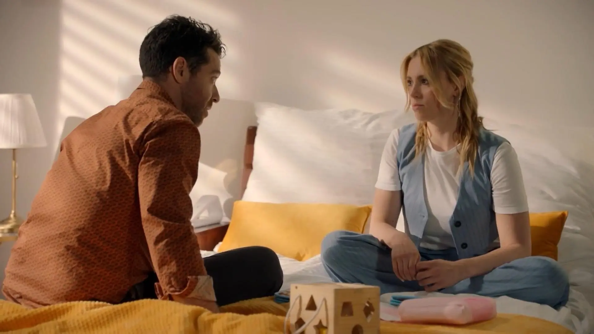 Carlos (Patrick Fernandez) muntert Zoe (Lara Dandelion) auf