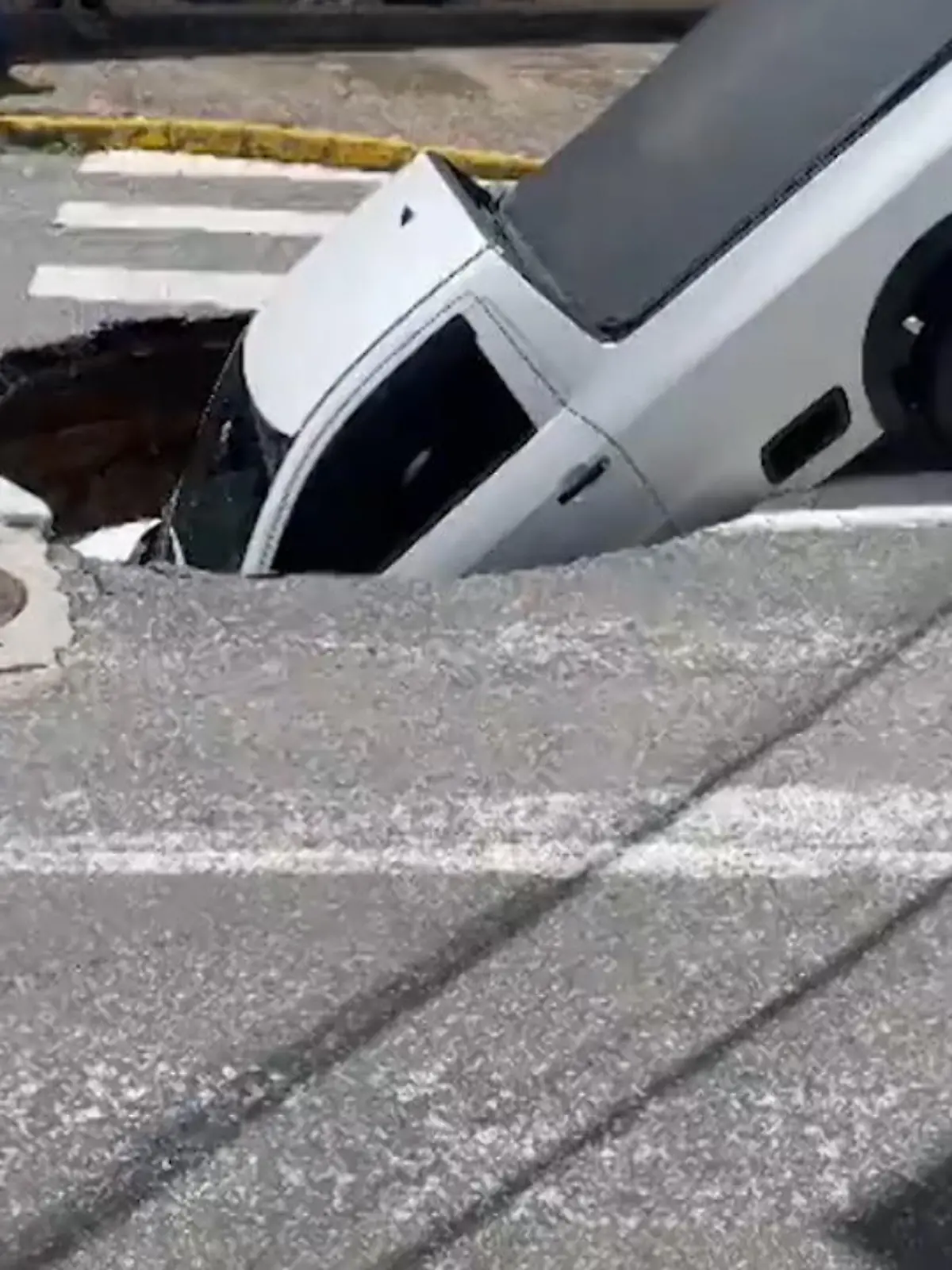 Hoffentlich ist dieser Autofahrer gut versichert! Im brasilianischen Bundesstaat Minas Gerais ist er mit seinem Fahrzeug in ein Erdloch gefahren. Auf den Bildern einer Überwachungskamera sieht man, wie sich der Asphalt unter einem Zebrastreifen löst und es zum Unfall kommt. Sie irre Szene zeigen wir im Video.