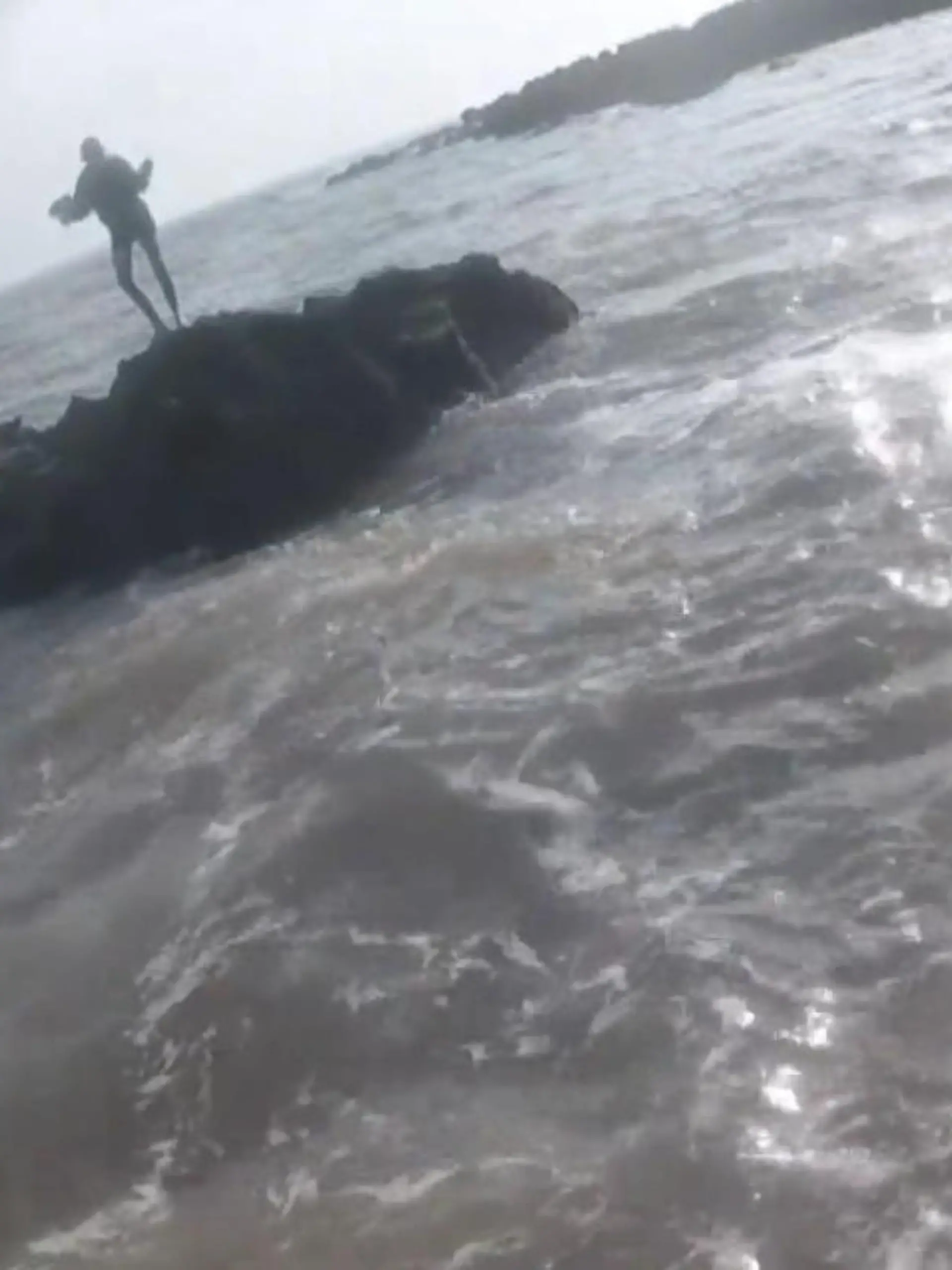 Teenager plötzlich von Wasser eingeschlossen 