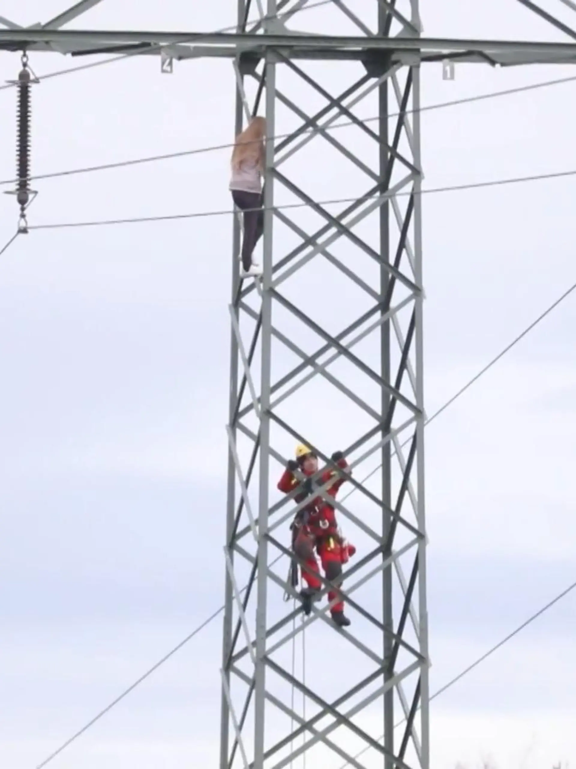 Im sächsichen Freital hielt eine Frau, die auf einen knapp 20 Meter hohen Strommast geklettert ist, die Behörden in Schach. Knapp sieben Stunden verharrte die Dame in der Höhe. Es ist übrigens nicht ihr erstes Mal.
