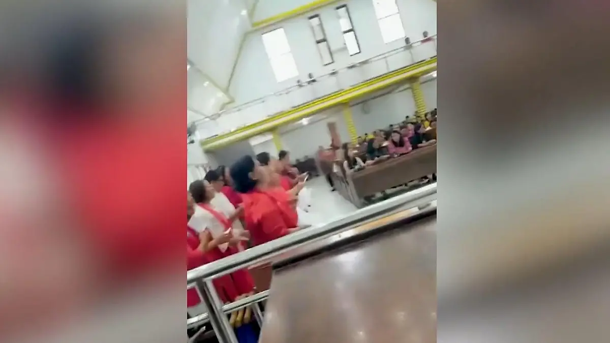 Panik in der Kirche! Erdbeben verwüstet Gottesdienst - mehrere Verletzte Naturkatastrophe in Indonesien