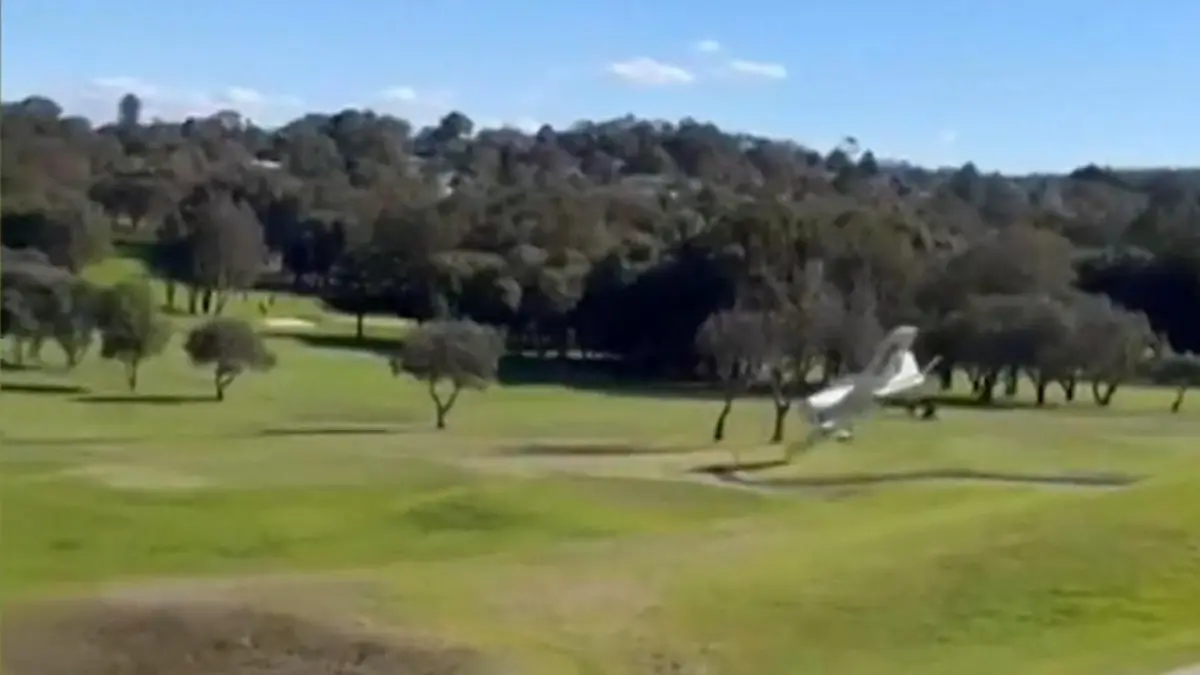 Flugstunde gerät außer Kontrolle! Flugzeug kracht auf Golfplatz Bruchlandung in Sydney