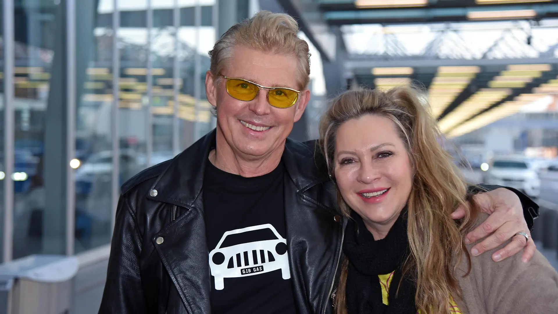 Markus Mörl mit Ehefrau Yvonne Koenig beim Abflug der ICH BIN EIN STAR - HOLT MICH HIER RAUS Dschungelcamp-Kandidaten nach Australien am Frankfurt International Airport in Frankfurt am Main am 01.01.2023 *** Markus Mörl with wife Yvonne Koenig at the departure of the I AM A STAR GET ME OUT OF HERE jungle camp candidates to Australia at Frankfurt International Airport in Frankfurt am Main on 01 01 2023