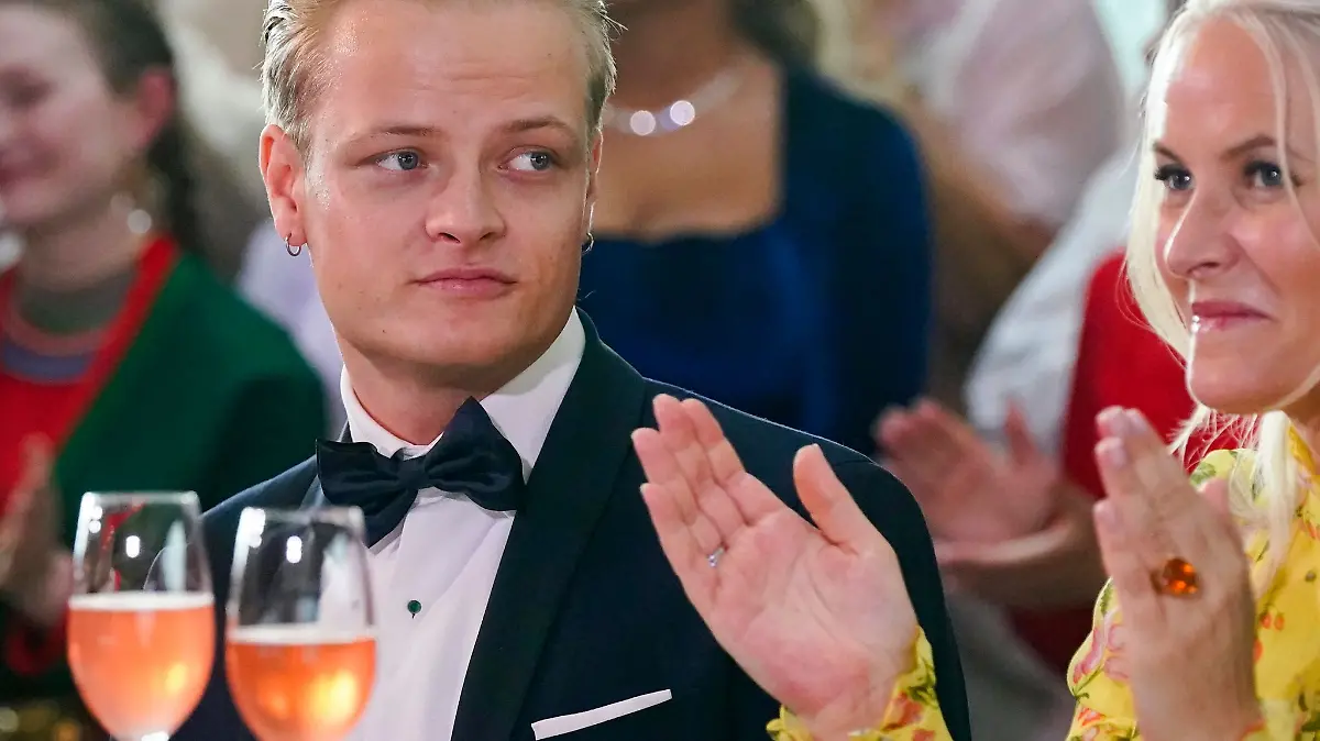 Marius Borg Høiby, hier im Jahr 2022 an der Seite seiner Mutter Kronprinzessin Mette-Marit. (Archivbild)