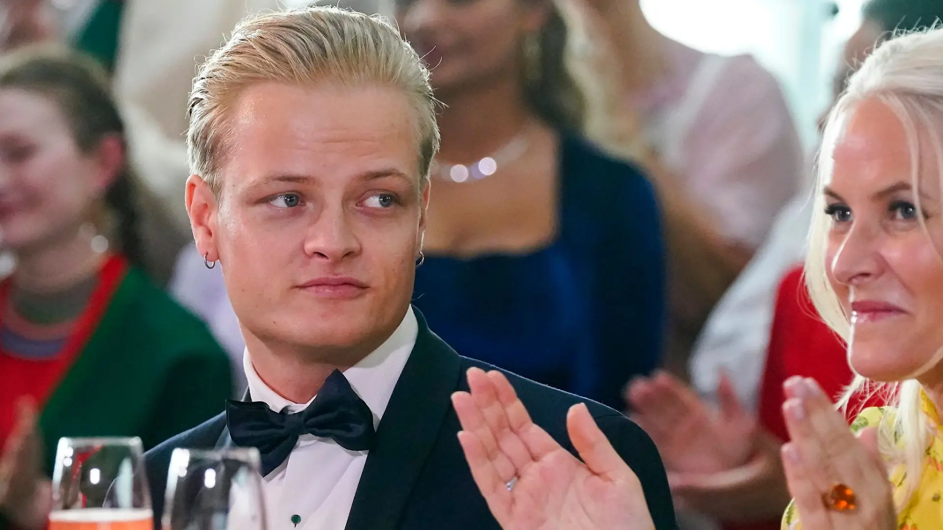 Marius Borg Høiby, hier im Jahr 2022 an der Seite seiner Mutter Kronprinzessin Mette-Marit. (Archivbild)