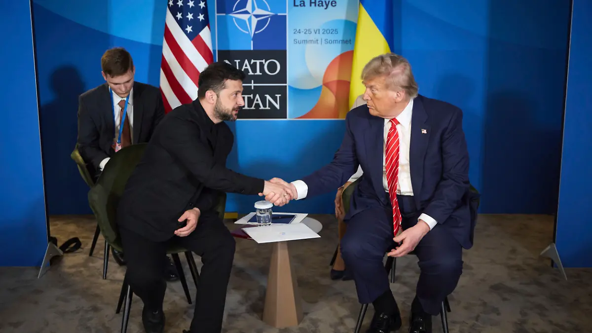 US-Präsident Donald Trump (r) schüttelt die Hand des ukrainischen Präsidenten Wolodymyr Selenskyj während ihres Treffens am Rande des Nato-Gipfels in Den Haag. 