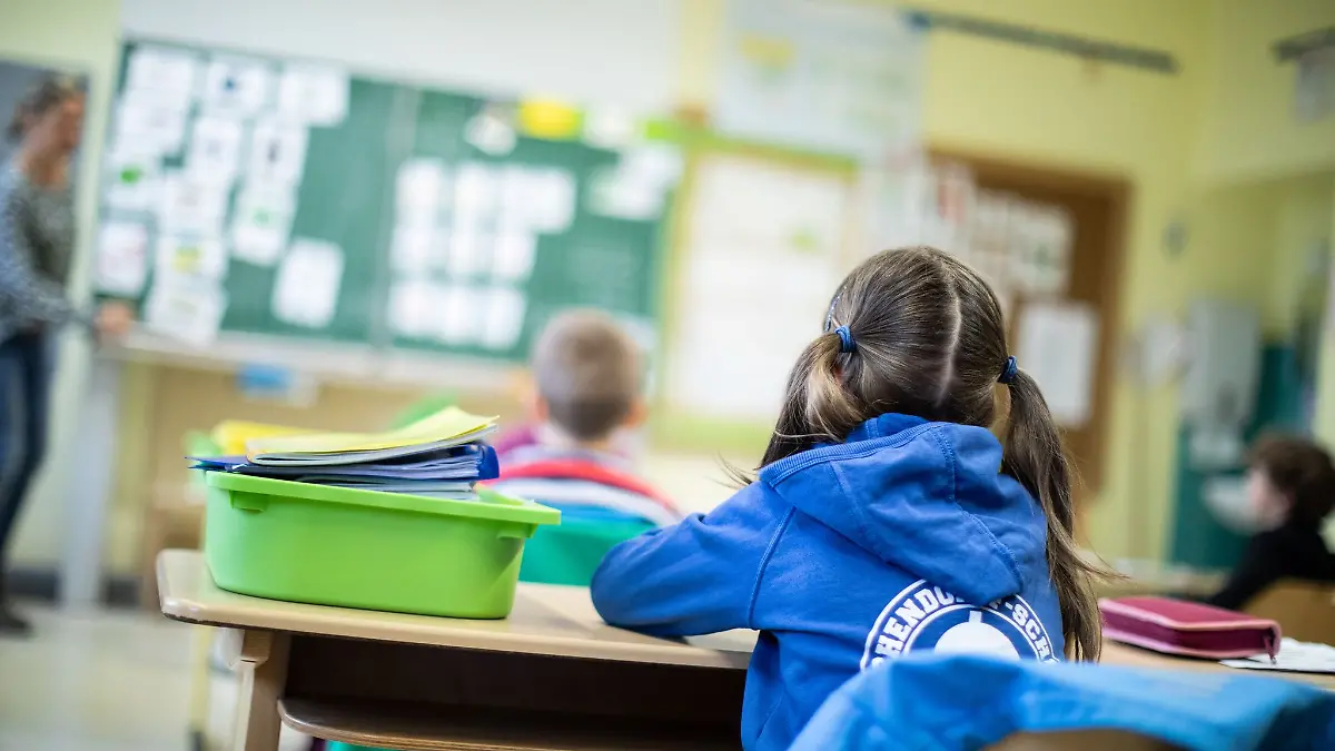 In NRW müssen Schülerinnen und Schüler weiter damit rechnen, dass Lehrer die Hausaufgaben unangekündigt überprüfen. (Symbolbild)