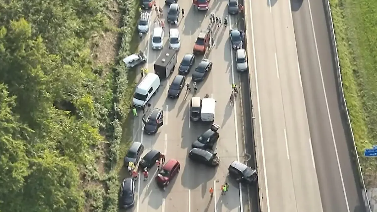 Massenkarambolage auf A2! 33 Autos schleudern plötzlich ineinander Schlitterpartie wegen Benzinleck