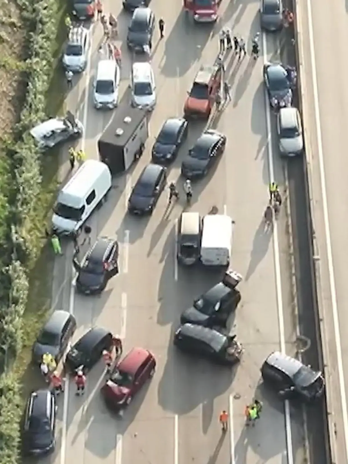 Bild zu: "Massenkarambolage auf A2! 33 Autos schleudern plötzlich ineinander"