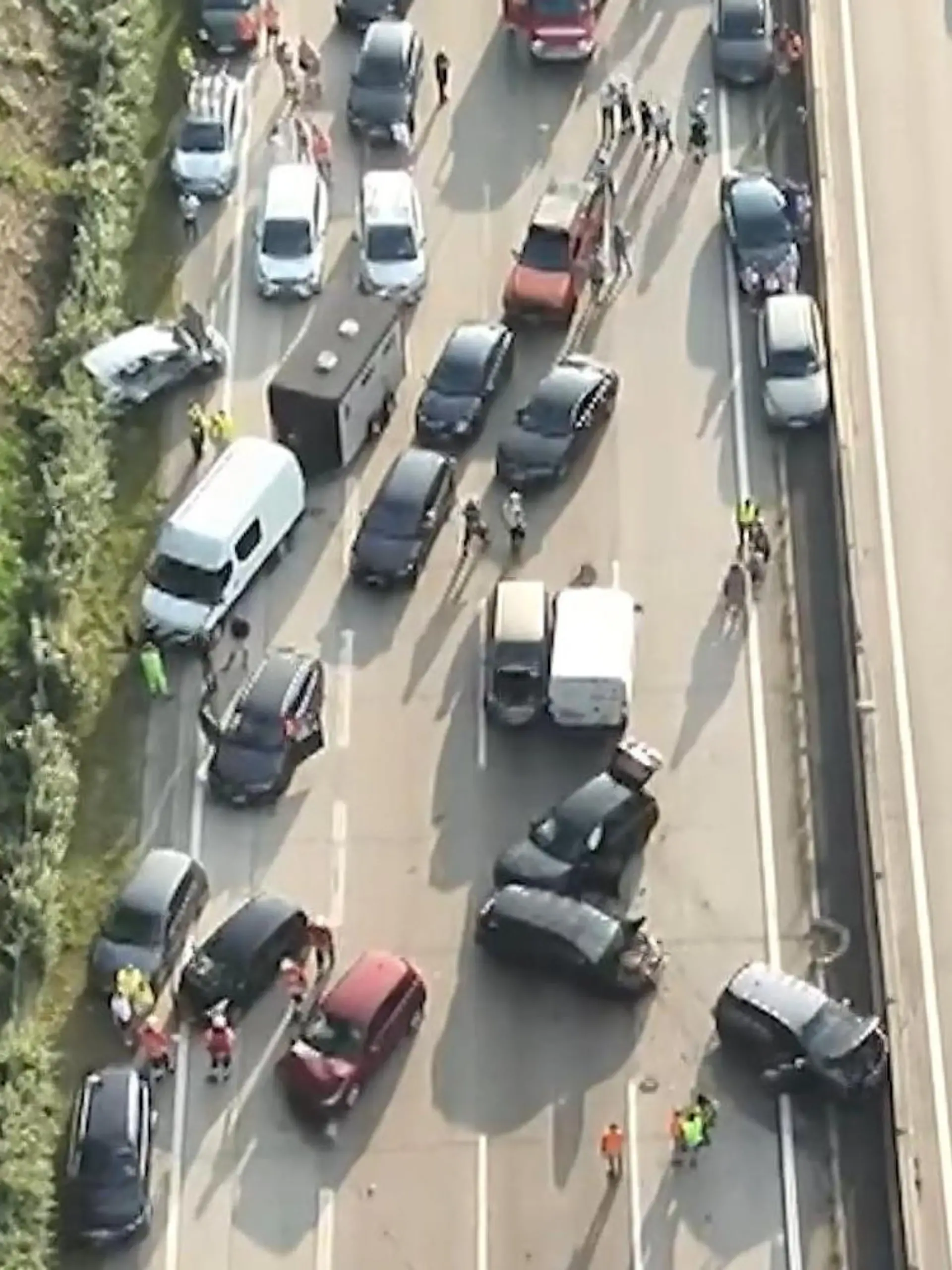 Bild zu: "Massenkarambolage auf A2! 33 Autos schleudern plötzlich ineinander"