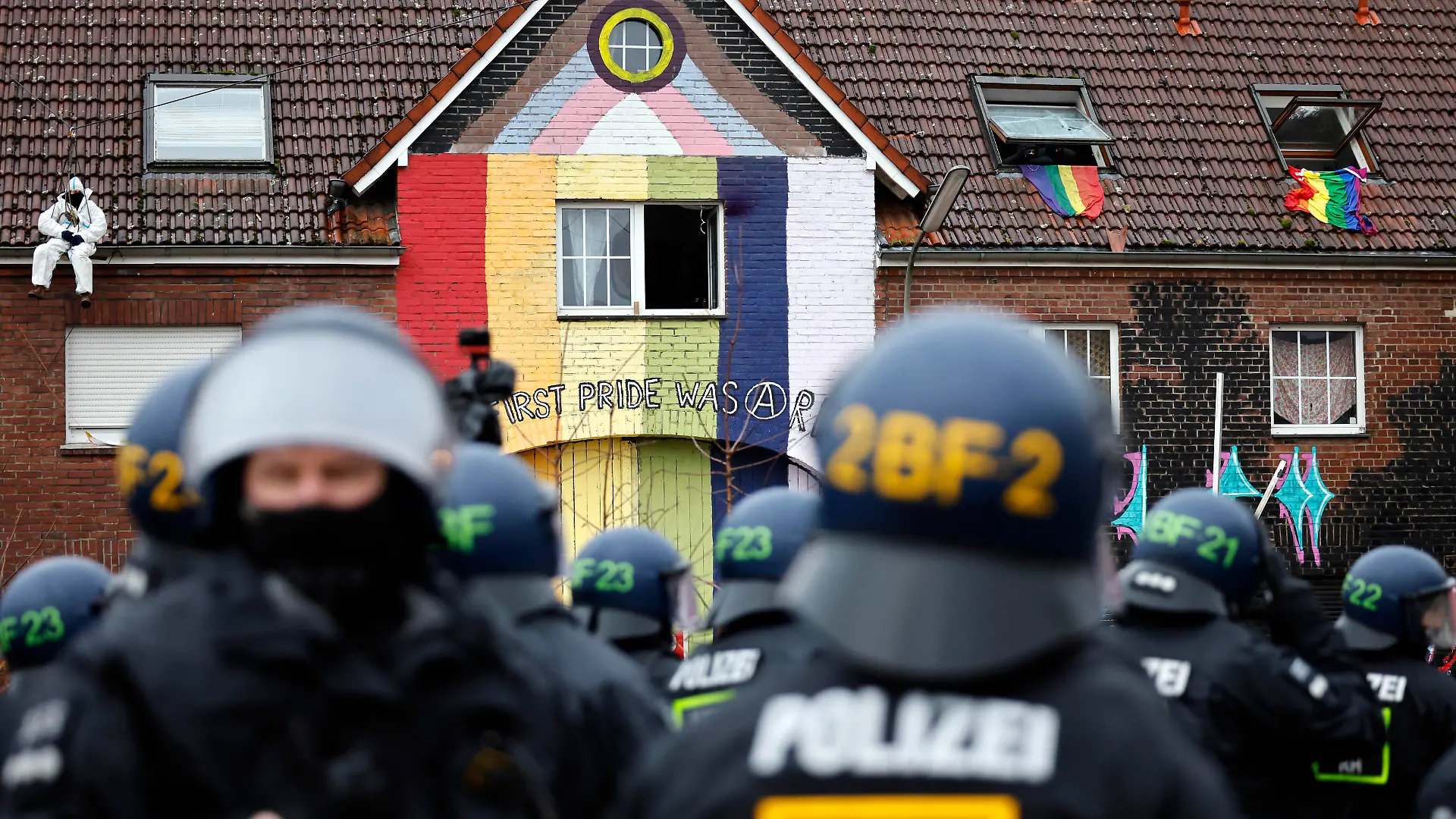 Dritter Räumungstag im Ort Lützerath. Die Polizei fokussiert sich auf die Räumung der besetzten Häuser und Baumhäuser. Die Aktivisten verschanzen sich in den letzten Kletterkonstrukten, Baumhäusern und auf Dächern. Der Ort Lützerath soll zur Kohlegewinnung des Konzerns RWE abgebaggert werden. In den leerstehenden Häusern hatten sich lange schon Aktivisten verschiedener Gruppierungen verschanzt, die um den Ort kämpfen wollten. Lützerath, 12.01.2023