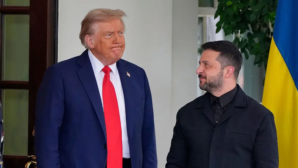 Selenskyj erscheint in einem schwarzen Hemd mit Kragen und einer schwarzen Jacke mit Revers zu seinem Treffen mit Trump. 