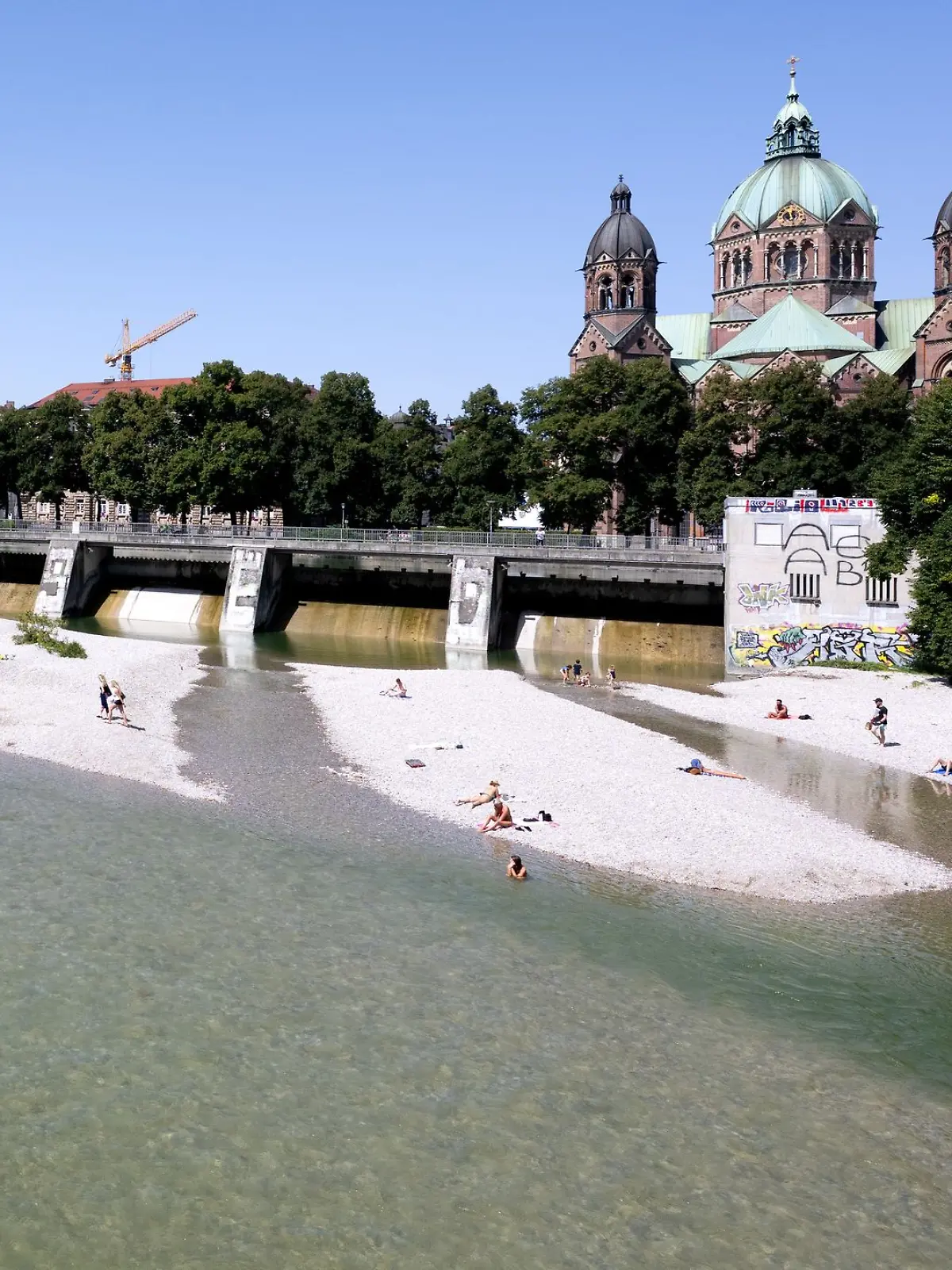 Bild zu: "Zweijähriges Kind in München in die Isar gefallen – und gerettet"