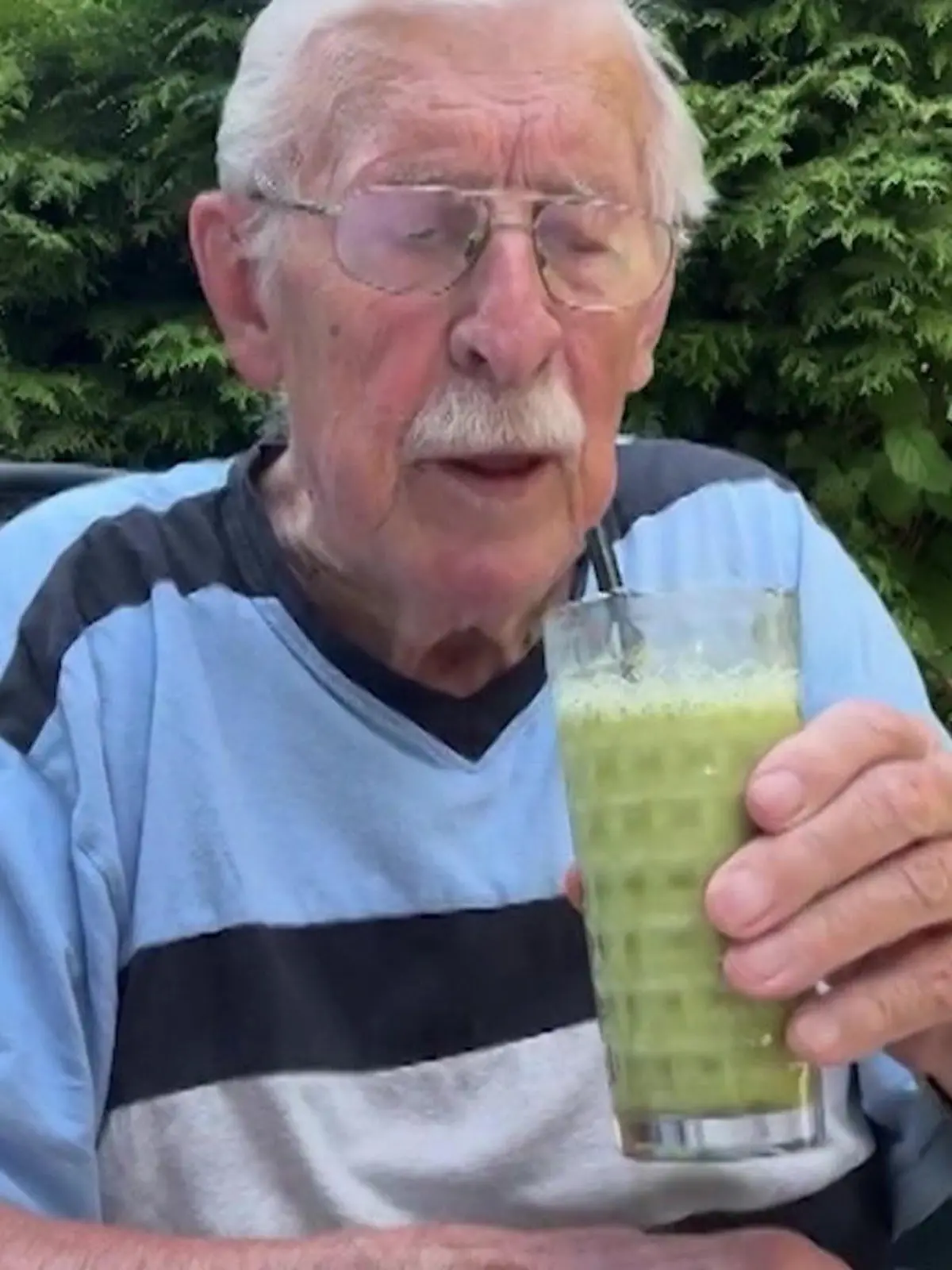 Bild zu: "Influencer mit 88! Opa Werner testet Iced Matcha Latte – sein Gesicht spricht Bände"