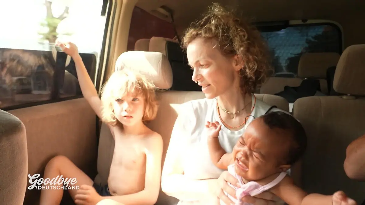 Franzi steht mit Kindern allein da Kein Saris weit und breit