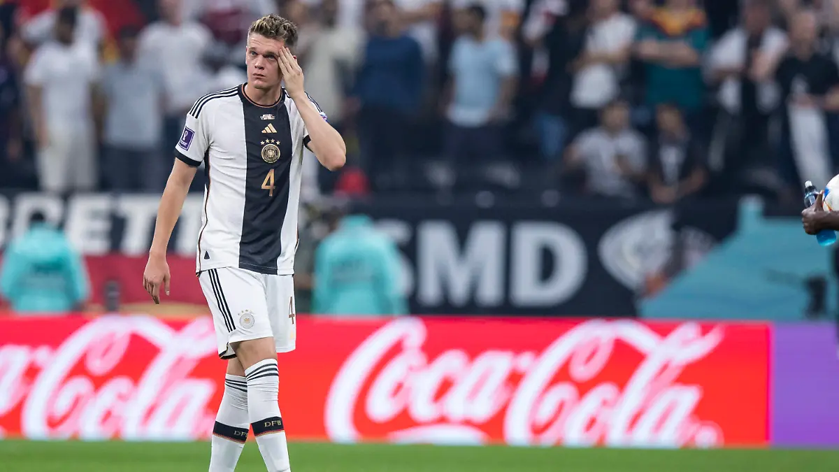 ARCHIV - 01.12.2022, Katar, Al-Chaur: Fußball: WM, Costa Rica - Deutschland, Vorrunde, Gruppe E, 3. Spieltag, Al-Bait Stadion, Deutschlands Matthias Ginter reagiert unzufrieden nach dem Spiel. (zu dpa: «Ginter über DFB-Zukunft: Abschied «wäre auf jeden Fall falsch gewesen»») Foto: Tom Weller/dpa +++ dpa-Bildfunk +++