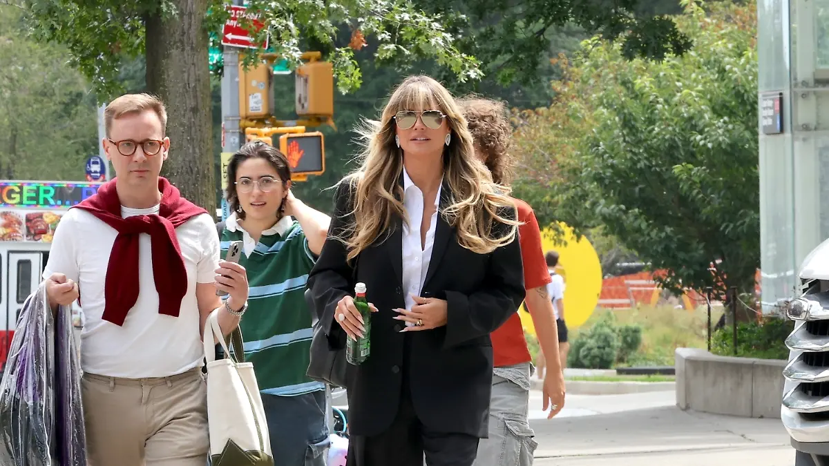 Heidi Klum auf dem Weg zum Set von „Der Teufel trägt Prada 2”.