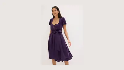 Samtdirndl in dunklem Lila