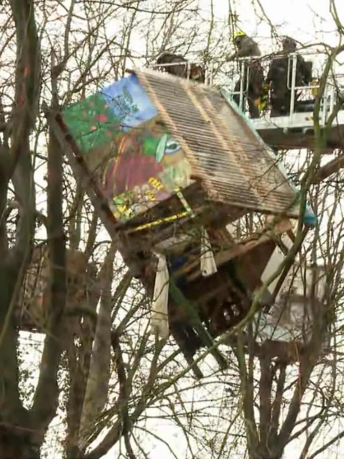 Holzhütten und Barrikaden wurden heute dem Erdboden gleichgemacht! Auch wenn einige Klimaaktivisten ihre illegale Besetzung in Lützerath immer noch verteidigen, beginnt die Polizei bereits mit der Räumung. Mit Kettensägen und Abrissbaggern machen sich die Beamten den Weg frei. Auch die zehn Meter hohen Baumhäuser fallen von den Bäumen.