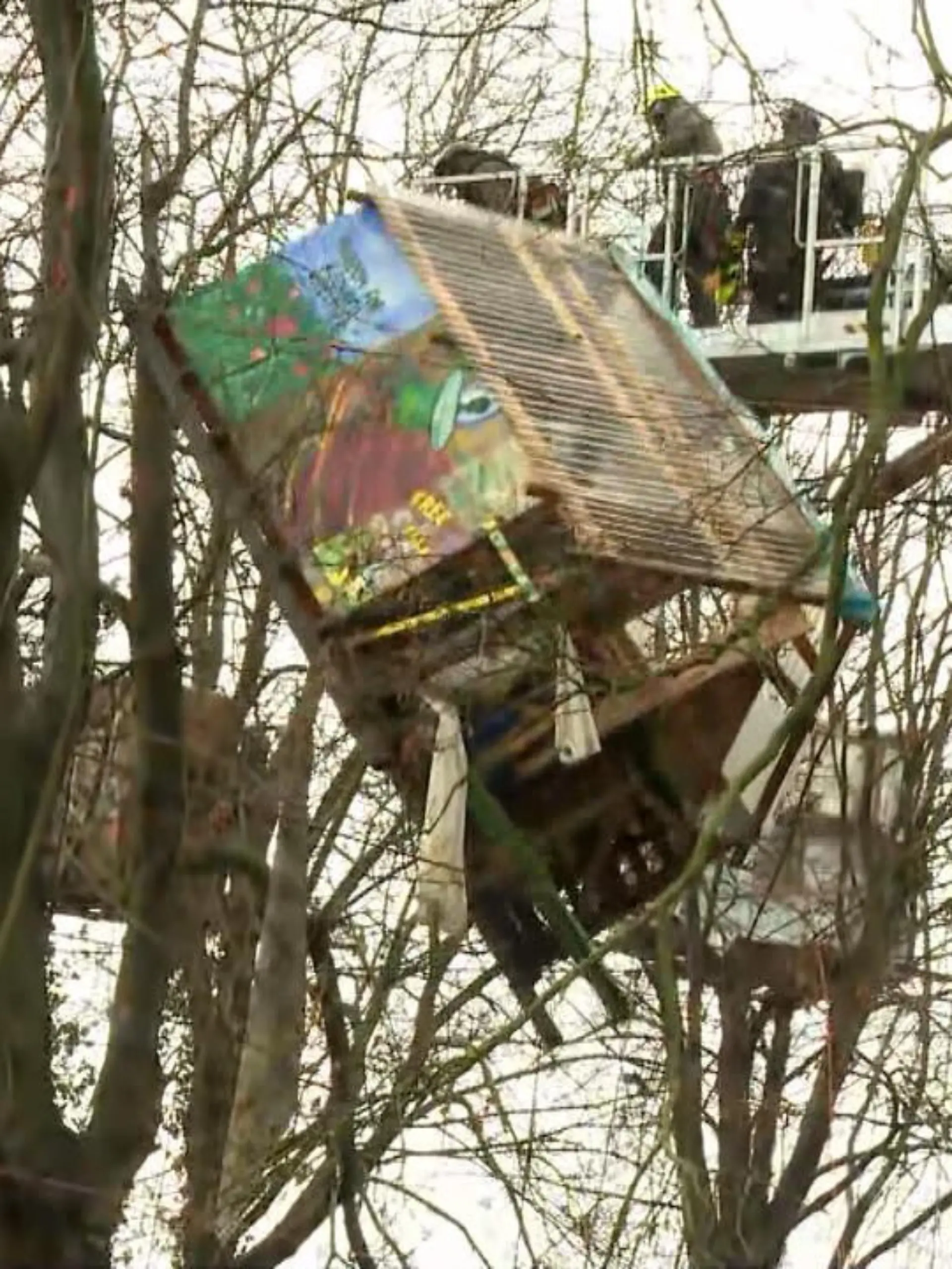 Holzhütten und Barrikaden wurden heute dem Erdboden gleichgemacht! Auch wenn einige Klimaaktivisten ihre illegale Besetzung in Lützerath immer noch verteidigen, beginnt die Polizei bereits mit der Räumung. Mit Kettensägen und Abrissbaggern machen sich die Beamten den Weg frei. Auch die zehn Meter hohen Baumhäuser fallen von den Bäumen.