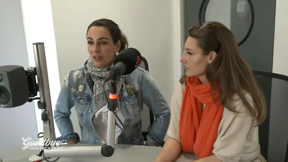 Julia hofft auf neue Chancen Interview beim Radio