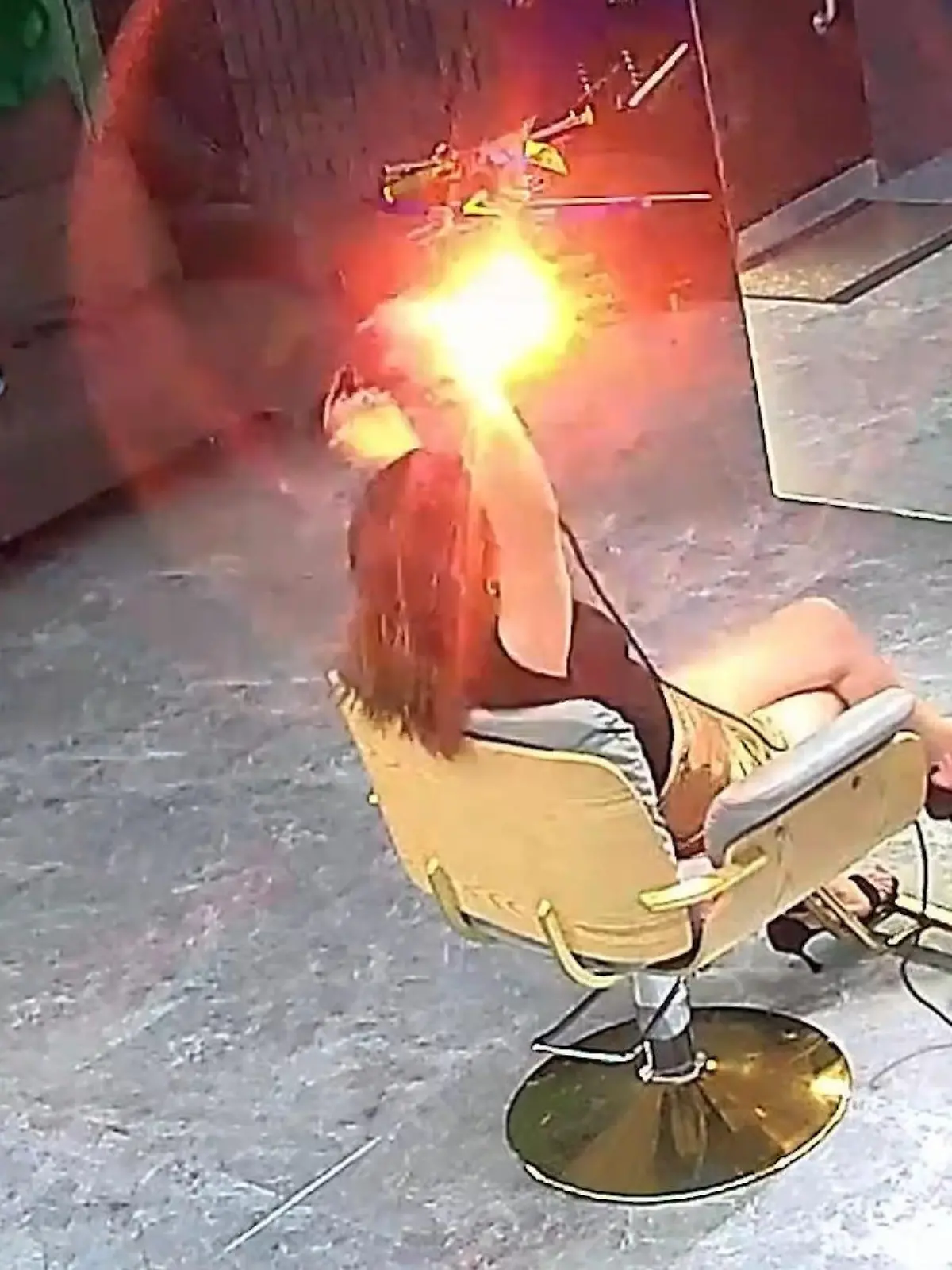 Bild zu: "Funken treffen Frau im Frisörsalon! Haartrockner explodiert beim Föhnen"