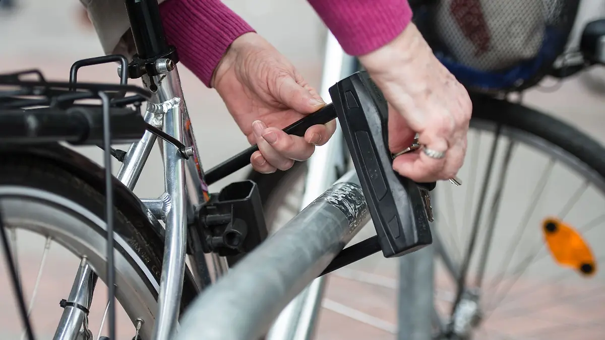 Fahrrad mit Fahrradschloss 