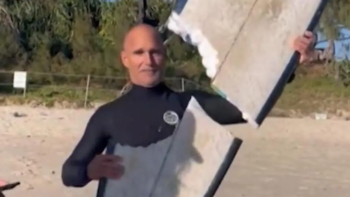 Zähne zerfetzen Brett! Surfer-Hintern wird beinahe zu Haifischfutter Raubtier kam aus dem Nichts