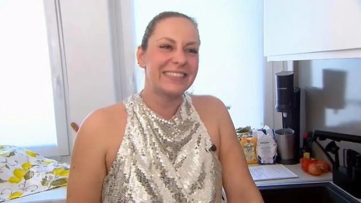 Jenny Glitzer-Outfit ist Glamour pur! Dinner mit Disco-Effekt