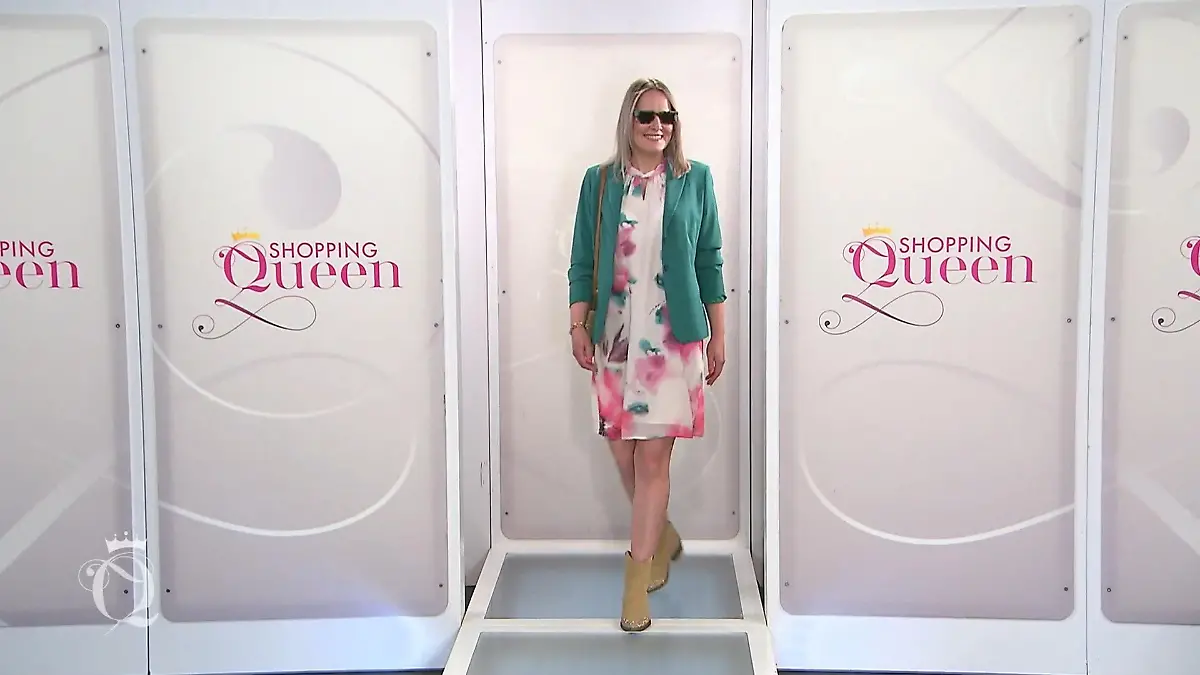 Julia kombiniert Kleid mit grünem Blazer Blumiger Auftritt
