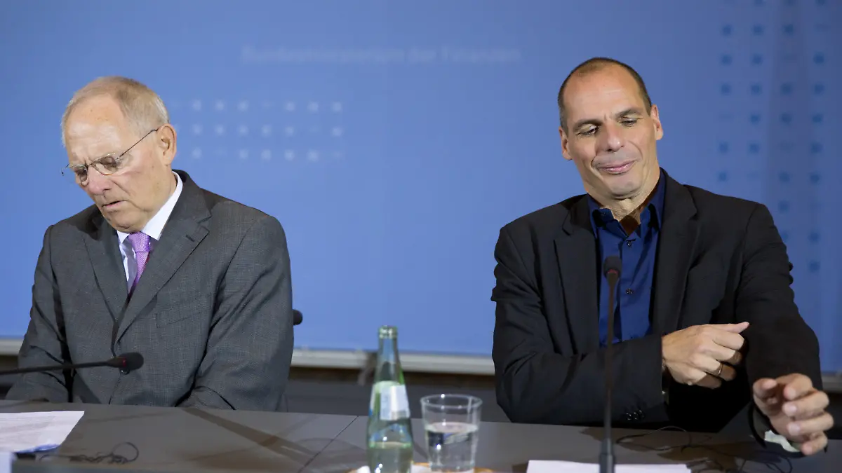 ARCHIV - Bundesfinanzminister Wolfgang Schäuble (l, CDU) und der griechische Finanzminister Yanis Varoufakis sprechen am 05.02.2015 in Berlin auf einer Pressekonferenz. Schäuble hat Vorwürfe zurückgewiesen, er habe seinen griechischen Kollegen Gianis Varoufakis beleidigt. Dies sei Unsinn, sagte Schäuble am 12.03.2015 in Berlin am Rande der Zoll-Jahrespressekonferenz. Foto: Michael Kappeler/dpa (zu "Schäuble: Habe Varoufakis nicht beleidigt" vom 12.03.2015) +++(c) dpa - Bildfunk+++