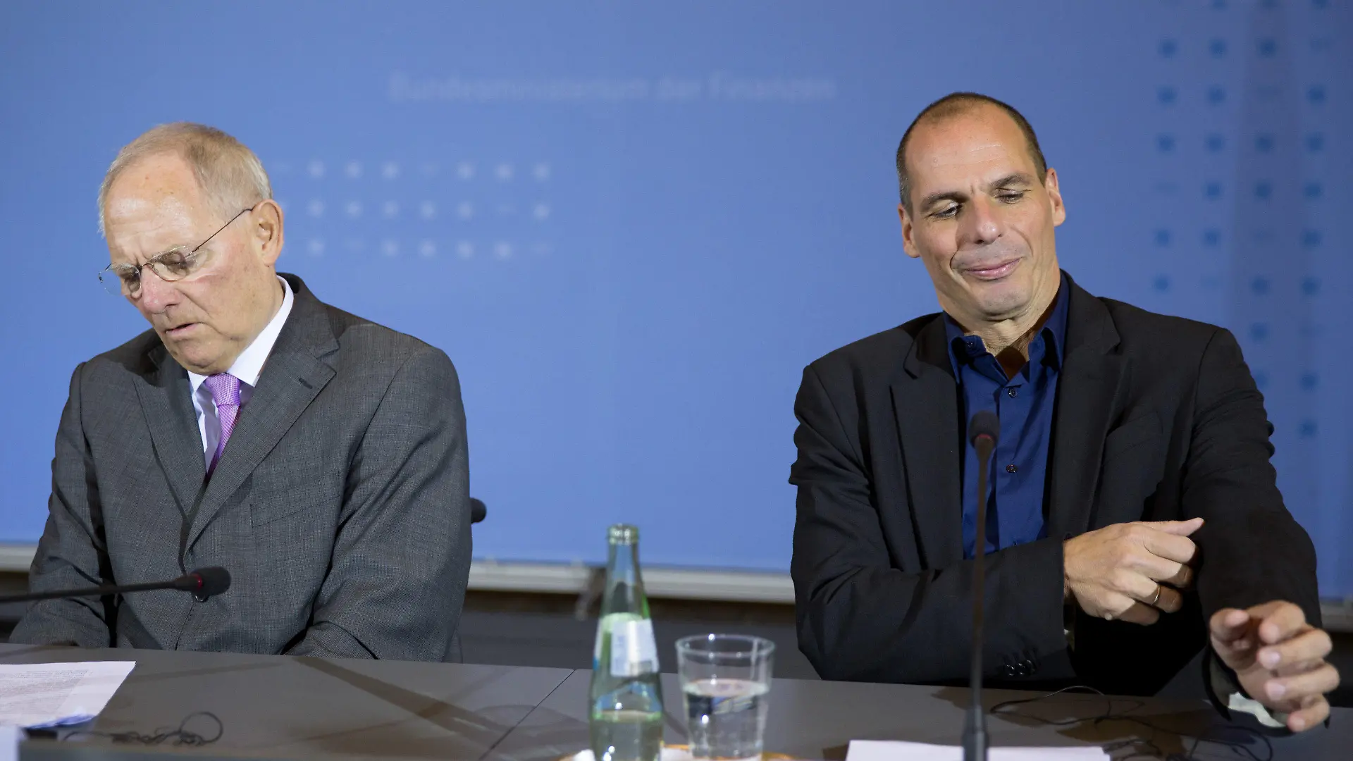 ARCHIV - Bundesfinanzminister Wolfgang Schäuble (l, CDU) und der griechische Finanzminister Yanis Varoufakis sprechen am 05.02.2015 in Berlin auf einer Pressekonferenz. Schäuble hat Vorwürfe zurückgewiesen, er habe seinen griechischen Kollegen Gianis Varoufakis beleidigt. Dies sei Unsinn, sagte Schäuble am 12.03.2015 in Berlin am Rande der Zoll-Jahrespressekonferenz. Foto: Michael Kappeler/dpa (zu "Schäuble: Habe Varoufakis nicht beleidigt" vom 12.03.2015) +++(c) dpa - Bildfunk+++