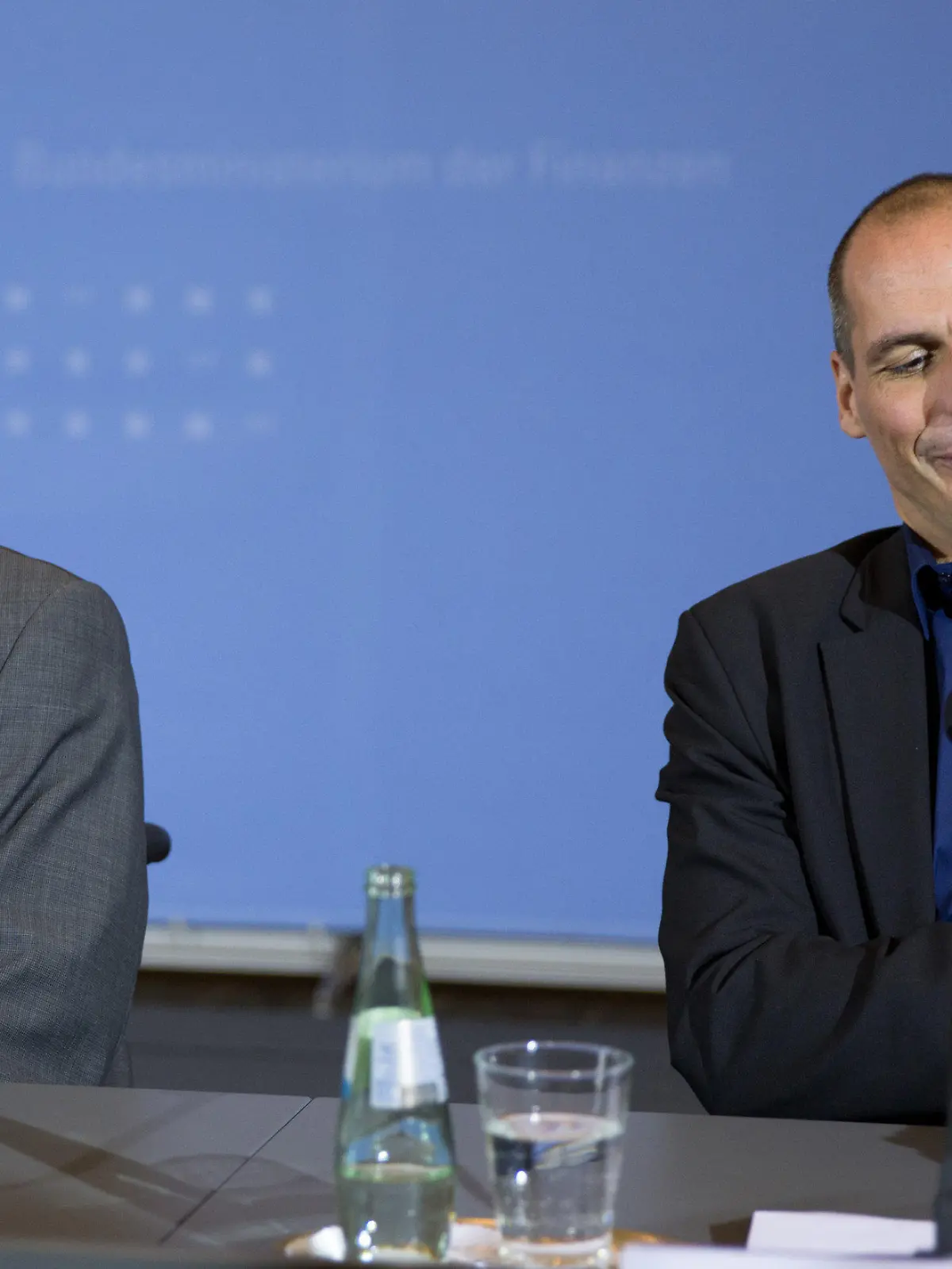 ARCHIV - Bundesfinanzminister Wolfgang Schäuble (l, CDU) und der griechische Finanzminister Yanis Varoufakis sprechen am 05.02.2015 in Berlin auf einer Pressekonferenz. Schäuble hat Vorwürfe zurückgewiesen, er habe seinen griechischen Kollegen Gianis Varoufakis beleidigt. Dies sei Unsinn, sagte Schäuble am 12.03.2015 in Berlin am Rande der Zoll-Jahrespressekonferenz. Foto: Michael Kappeler/dpa (zu "Schäuble: Habe Varoufakis nicht beleidigt" vom 12.03.2015) +++(c) dpa - Bildfunk+++