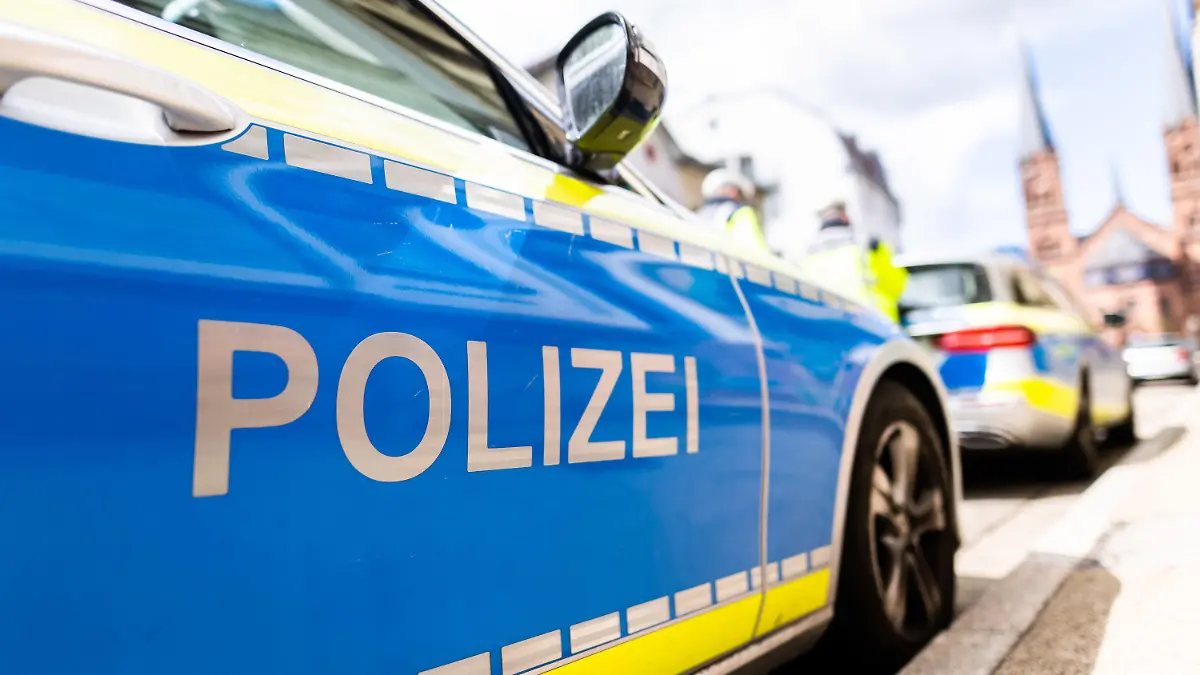 ARCHIV - 05.05.2021, Baden-Württemberg, Freiburg: Zwei Einsatzfahrzeuge der Polizei stehen in Freiburg am Straßenrand. (zu dpa: «Ukraine-Krieg: Mehr als 55 Verfahren wegen Z-Symbols im Südwesten») Foto: Philipp von Ditfurth/dpa +++ dpa-Bildfunk +++
