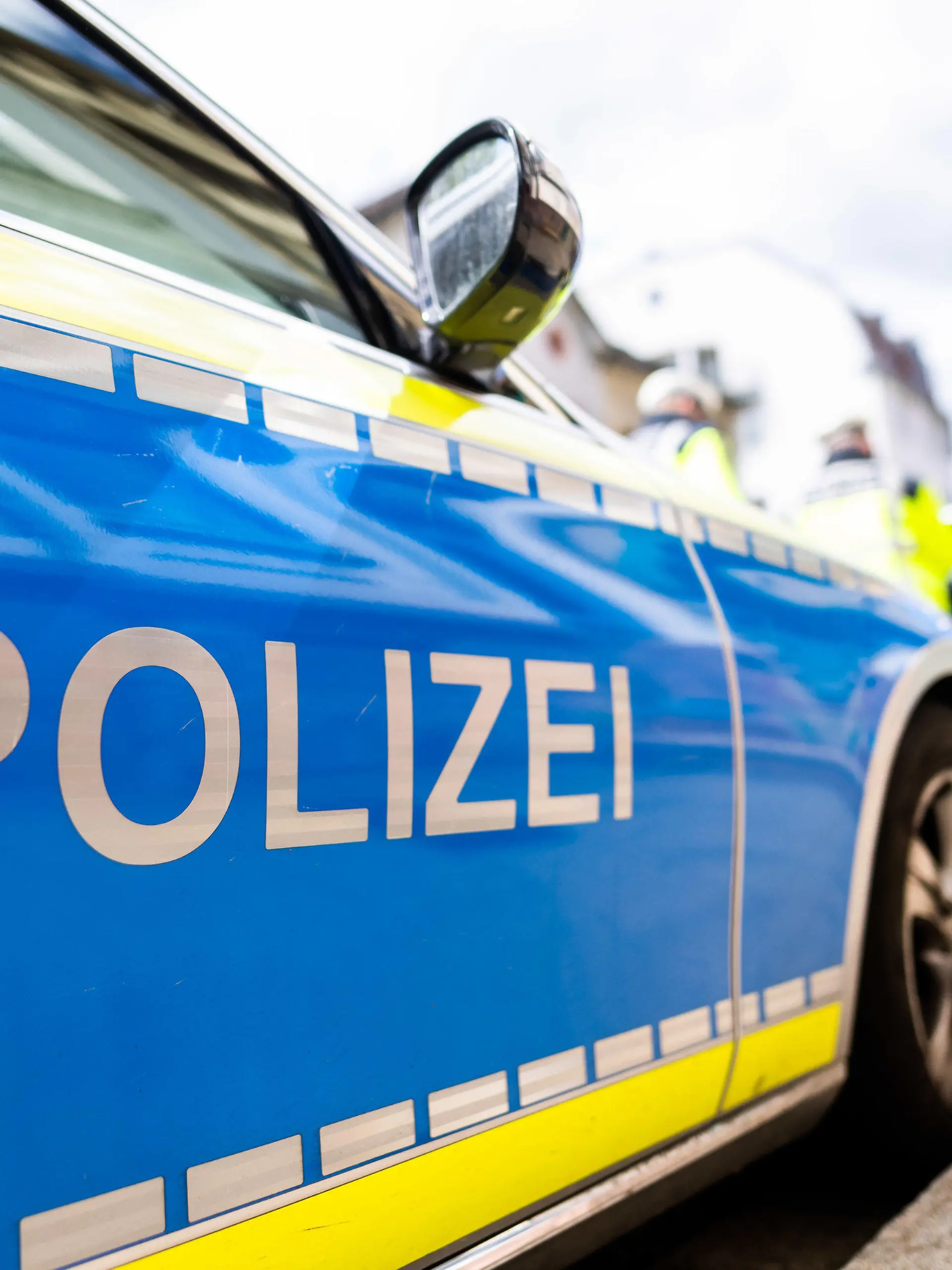 ARCHIV - 05.05.2021, Baden-Württemberg, Freiburg: Zwei Einsatzfahrzeuge der Polizei stehen in Freiburg am Straßenrand. (zu dpa: «Ukraine-Krieg: Mehr als 55 Verfahren wegen Z-Symbols im Südwesten») Foto: Philipp von Ditfurth/dpa +++ dpa-Bildfunk +++