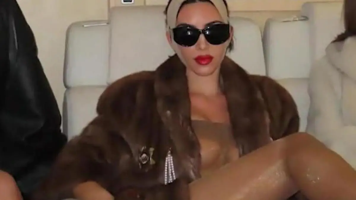 Kein Schlüpper, kein BH! Reality-Star posiert fast nackt im Flieger Provokante Promo von Kim Kardashian