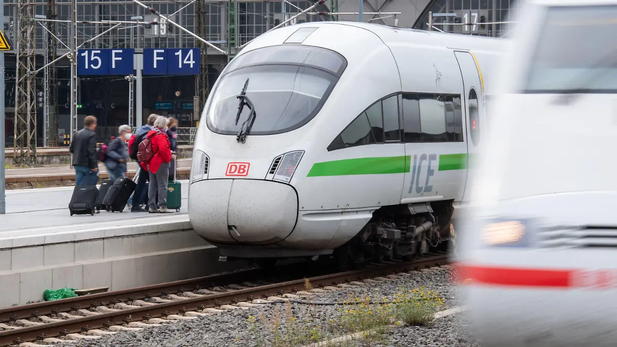PRODUKTION - 29.09.2021, Sachsen, Leipzig: Menschen steigen am Hauptbahnhof Leipzig in einen ICE. Die Deutsche Bahn erhöht die Fahrpreise. Sie steigen am 12. Dezember im Durchschnitt um 1,9 Prozent, wie das Unternehmen am 01.10.2021 in Berlin mitteilte. Foto: Christophe Gateau/dpa +++ dpa-Bildfunk +++
