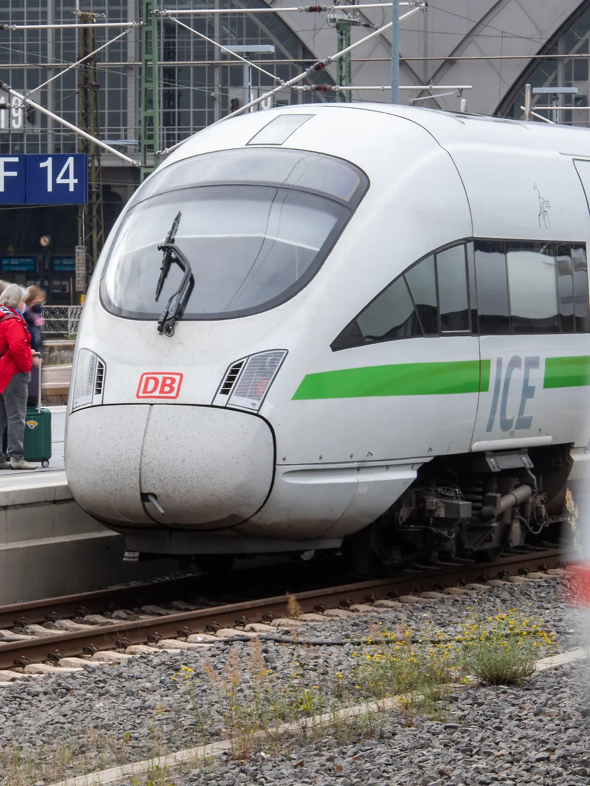 PRODUKTION - 29.09.2021, Sachsen, Leipzig: Menschen steigen am Hauptbahnhof Leipzig in einen ICE. Die Deutsche Bahn erhöht die Fahrpreise. Sie steigen am 12. Dezember im Durchschnitt um 1,9 Prozent, wie das Unternehmen am 01.10.2021 in Berlin mitteilte. Foto: Christophe Gateau/dpa +++ dpa-Bildfunk +++