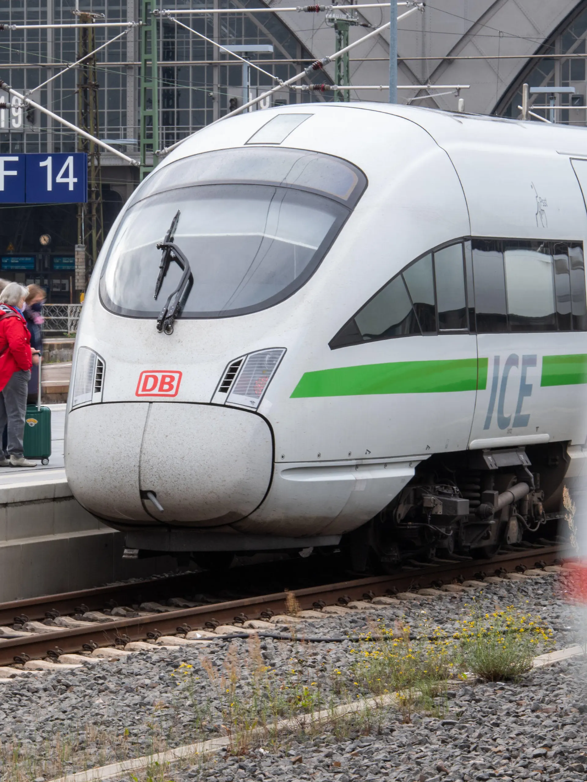 PRODUKTION - 29.09.2021, Sachsen, Leipzig: Menschen steigen am Hauptbahnhof Leipzig in einen ICE. Die Deutsche Bahn erhöht die Fahrpreise. Sie steigen am 12. Dezember im Durchschnitt um 1,9 Prozent, wie das Unternehmen am 01.10.2021 in Berlin mitteilte. Foto: Christophe Gateau/dpa +++ dpa-Bildfunk +++