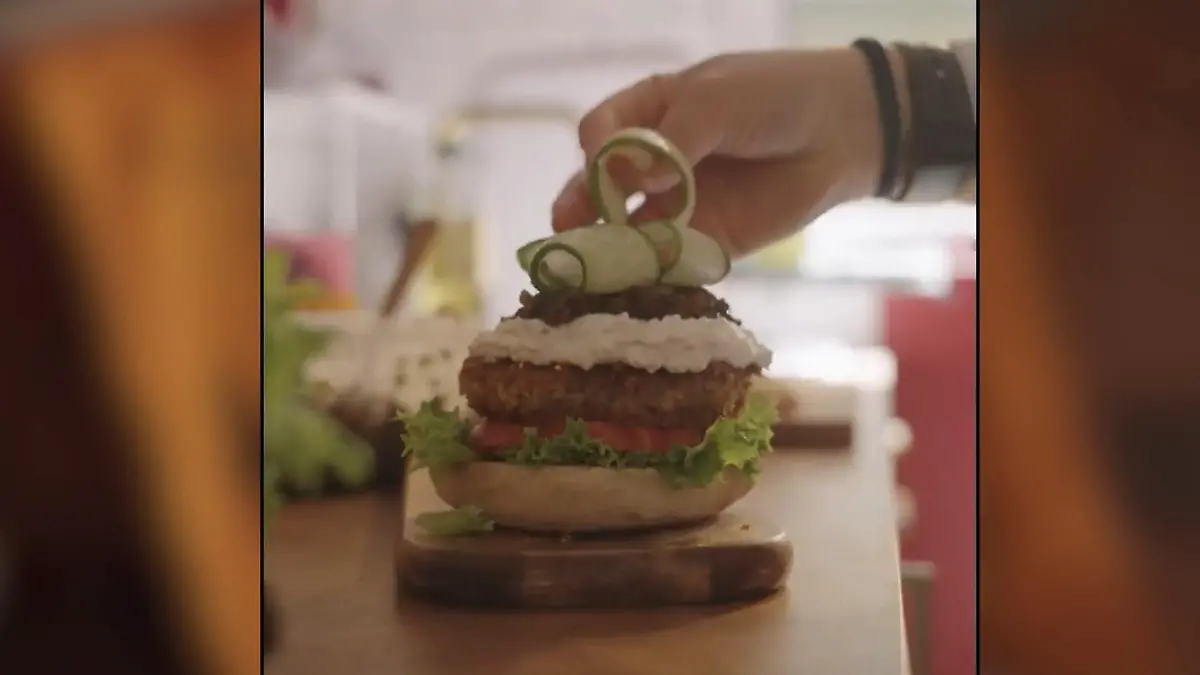 Dieser Burger besteht aus Katzenfutter Nicht nur für Miezen-Fans!