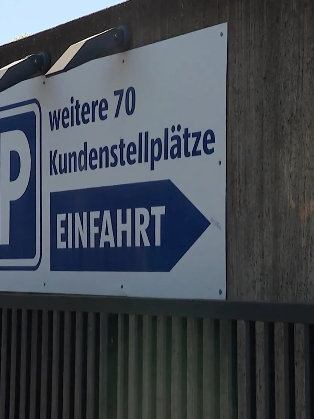 Bild zu: "Parken nach Feierabend auf Supermarkt-Parkplätzen"