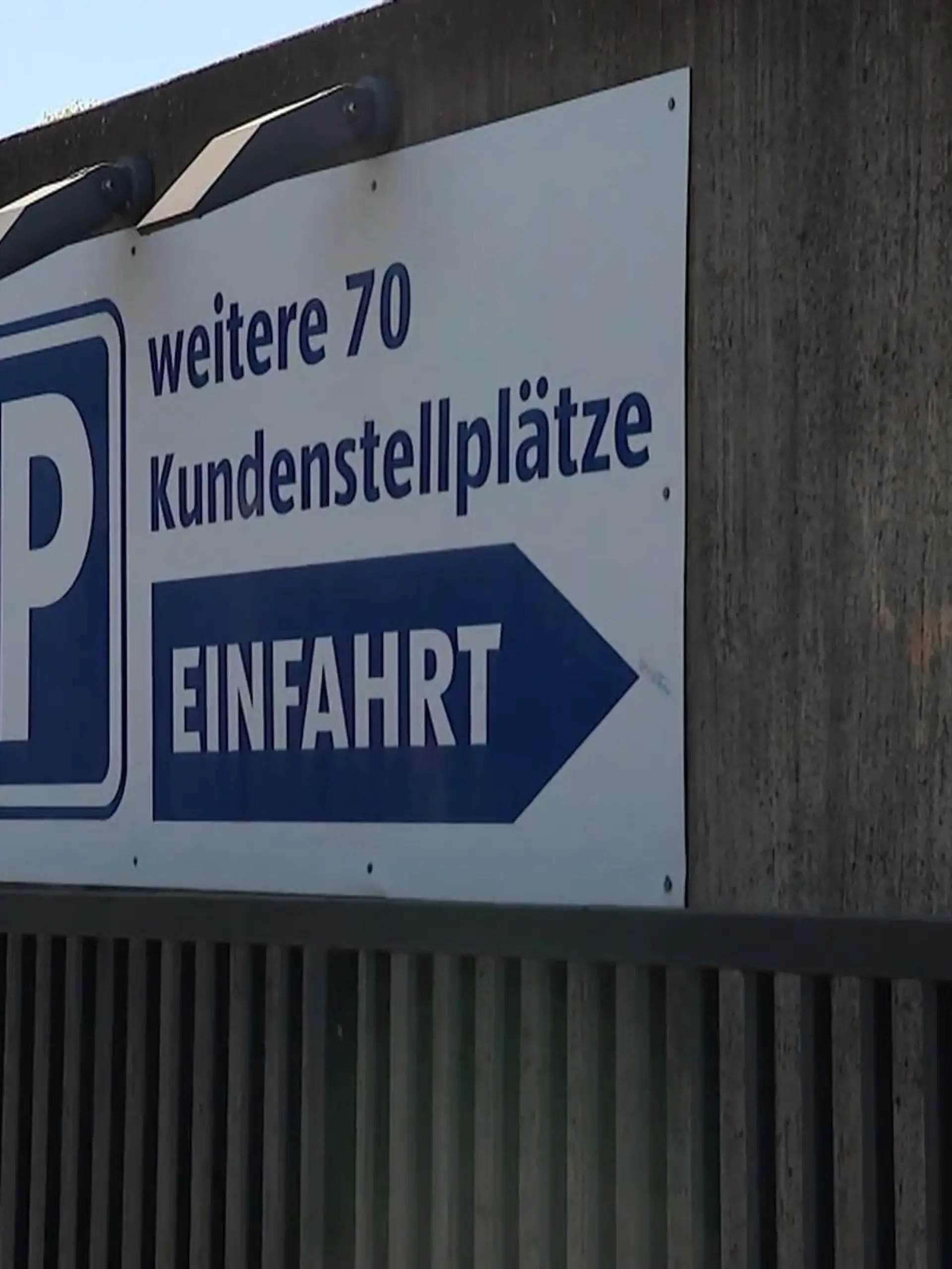 Bild zu: "Parken nach Feierabend auf Supermarkt-Parkplätzen"