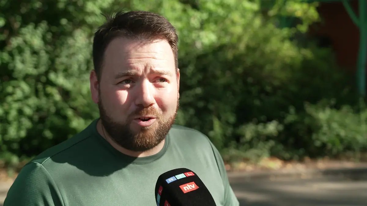 Im Gespräch mit RTL erzählt dieser Zoobesucher, dass er seinen Hund als Tierfutter spenden würde.