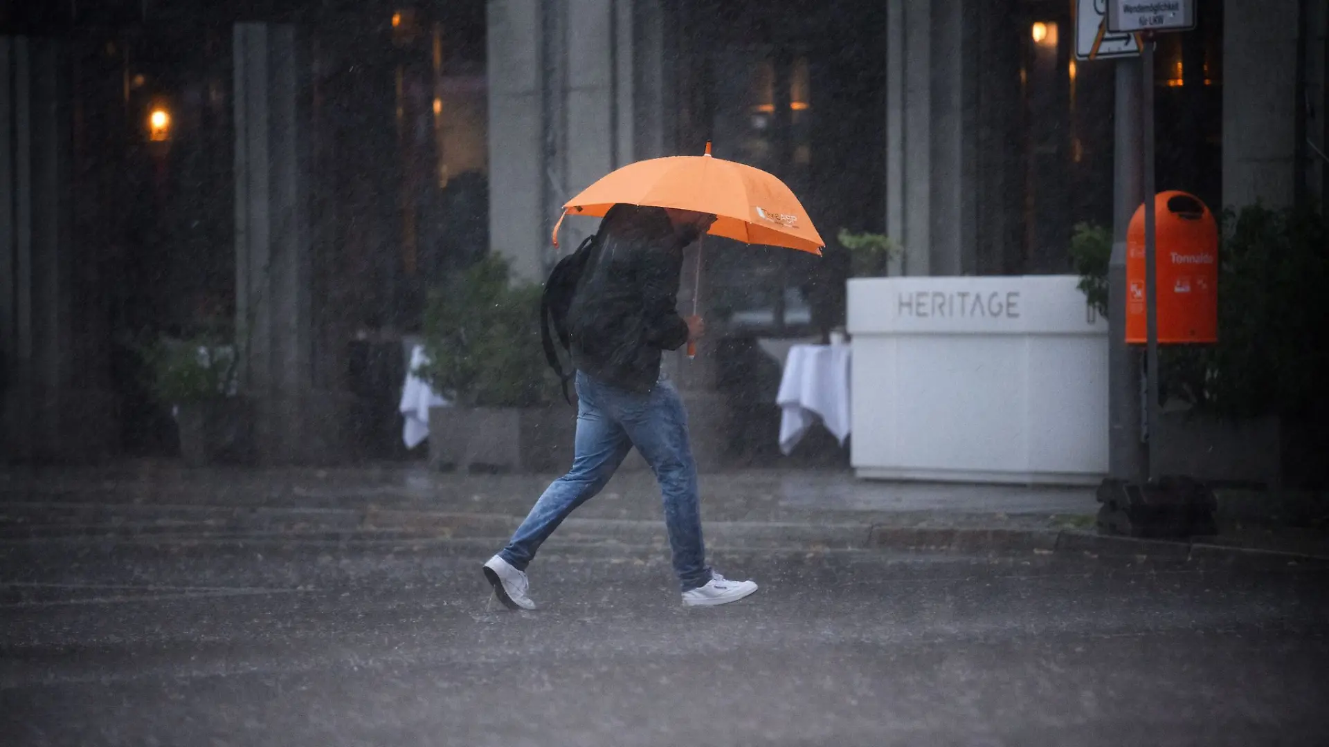Blitzschlag-Gefahr: Wenn ein Gewitter mit Blitzen über einem tobt, sollte man sich lieber von seinem Regenschirm trennen.