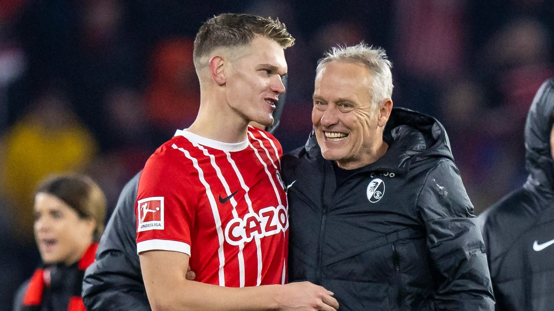 ARCHIV - 13.11.2022, Baden-Württemberg, Freiburg im Breisgau: Fußball: Bundesliga, SC Freiburg - 1. FC Union Berlin, 15. Spieltag, Europa-Park Stadion. Freiburgs Matthias Ginter (l) und Freiburgs Trainer Christian Streich (r) nach dem Spiel. (zu dpa: «Streich als Kicker - «Gegen ihn zu spielen, war nicht immer einfach»») Foto: Tom Weller/dpa - WICHTIGER HINWEIS: Gemäß den Vorgaben der DFL Deutsche Fußball Liga bzw. des DFB Deutscher Fußball-Bund ist es untersagt, in dem Stadion und/oder vom Spiel angefertigte Fotoaufnahmen in Form von Sequenzbildern und/oder videoähnlichen Fotostrecken zu verwerten bzw. verwerten zu lassen. +++ dpa-Bildfunk +++