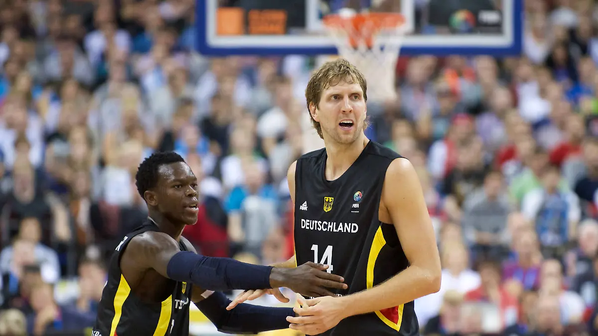 Dennis Schröder (l.) und Dirk Nowitzki bei der Eurobasket 2015 im Spiel Deutschland gegen Serbien.