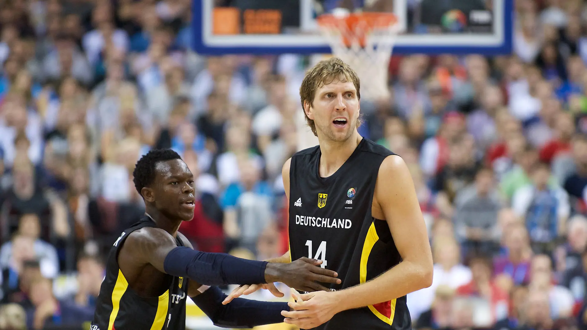 Dennis Schröder (l.) und Dirk Nowitzki bei der Eurobasket 2015 im Spiel Deutschland gegen Serbien. 