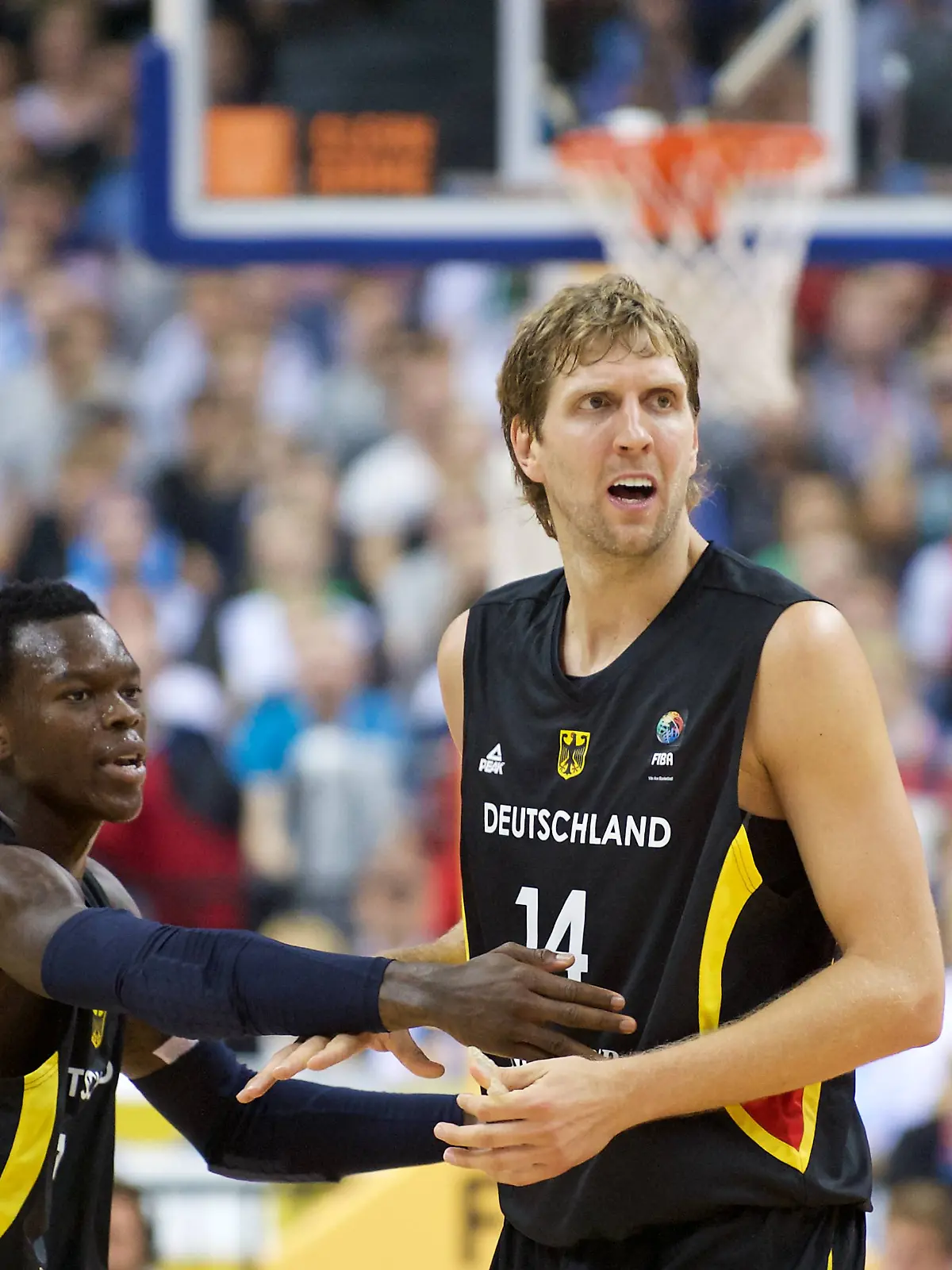 Dennis Schröder (l.) und Dirk Nowitzki bei der Eurobasket 2015 im Spiel Deutschland gegen Serbien. 