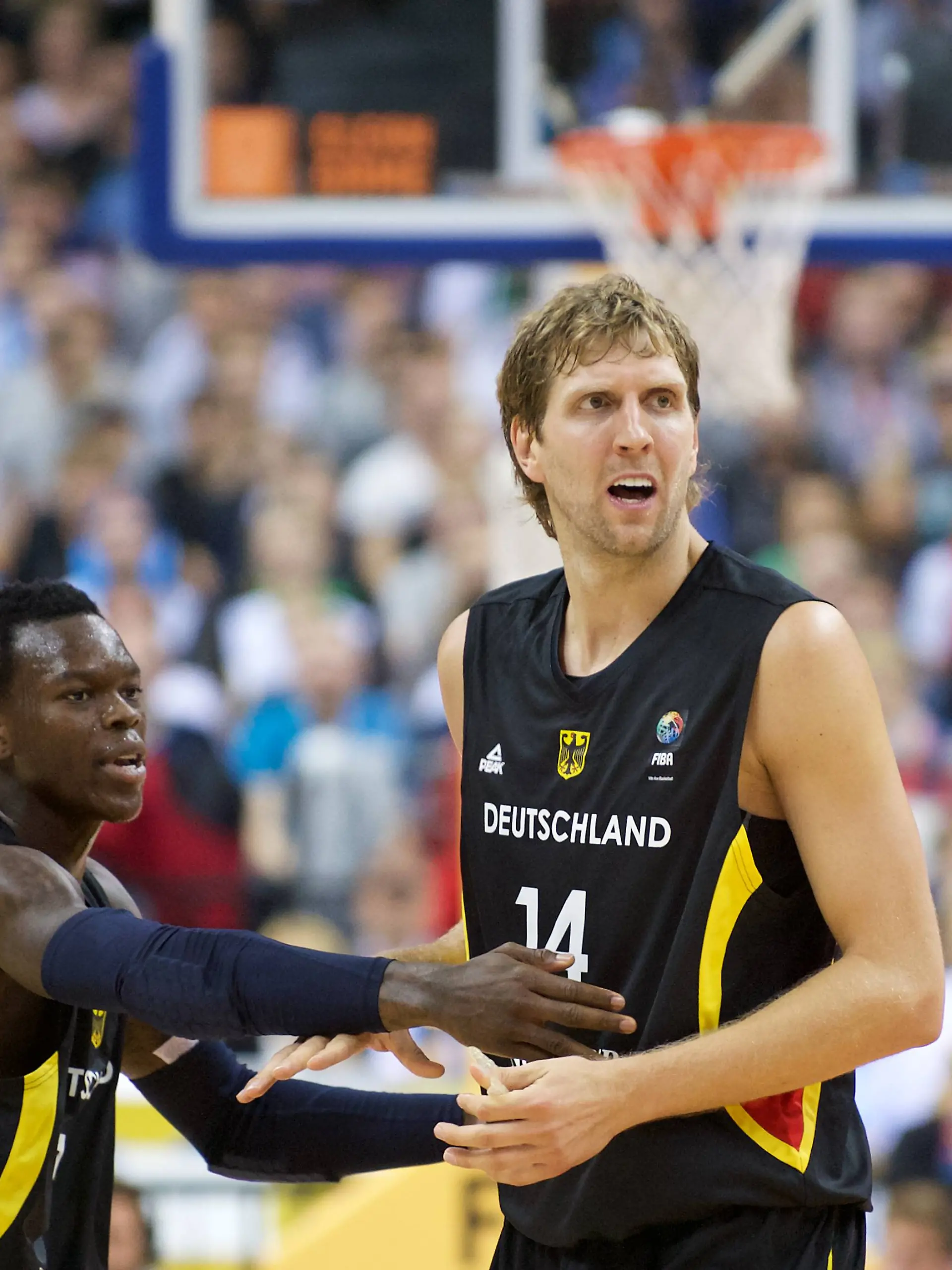 Dennis Schröder (l.) und Dirk Nowitzki bei der Eurobasket 2015 im Spiel Deutschland gegen Serbien. 
