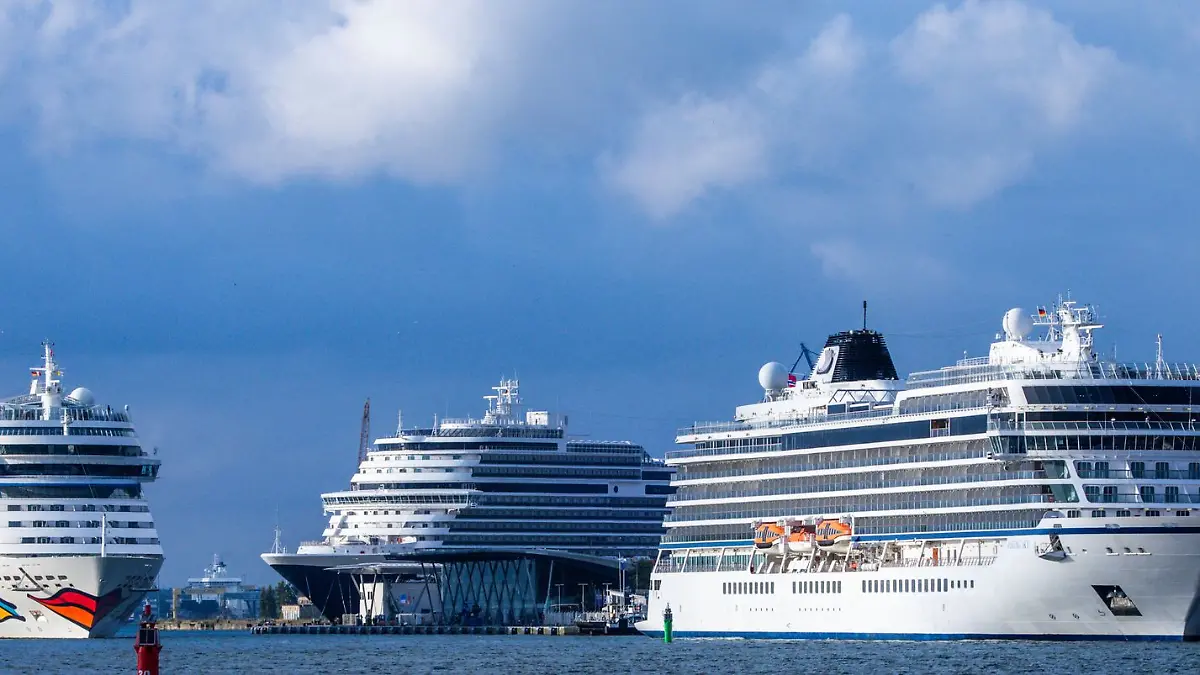 Es ist bereits der dritte Dreifachanlauf in dieser Saison im Warnemünder Hafen.